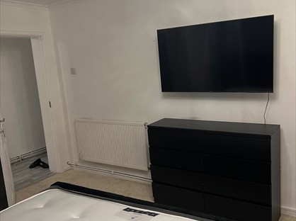 Room in a Shared Flat, Broomhill Road, IG8