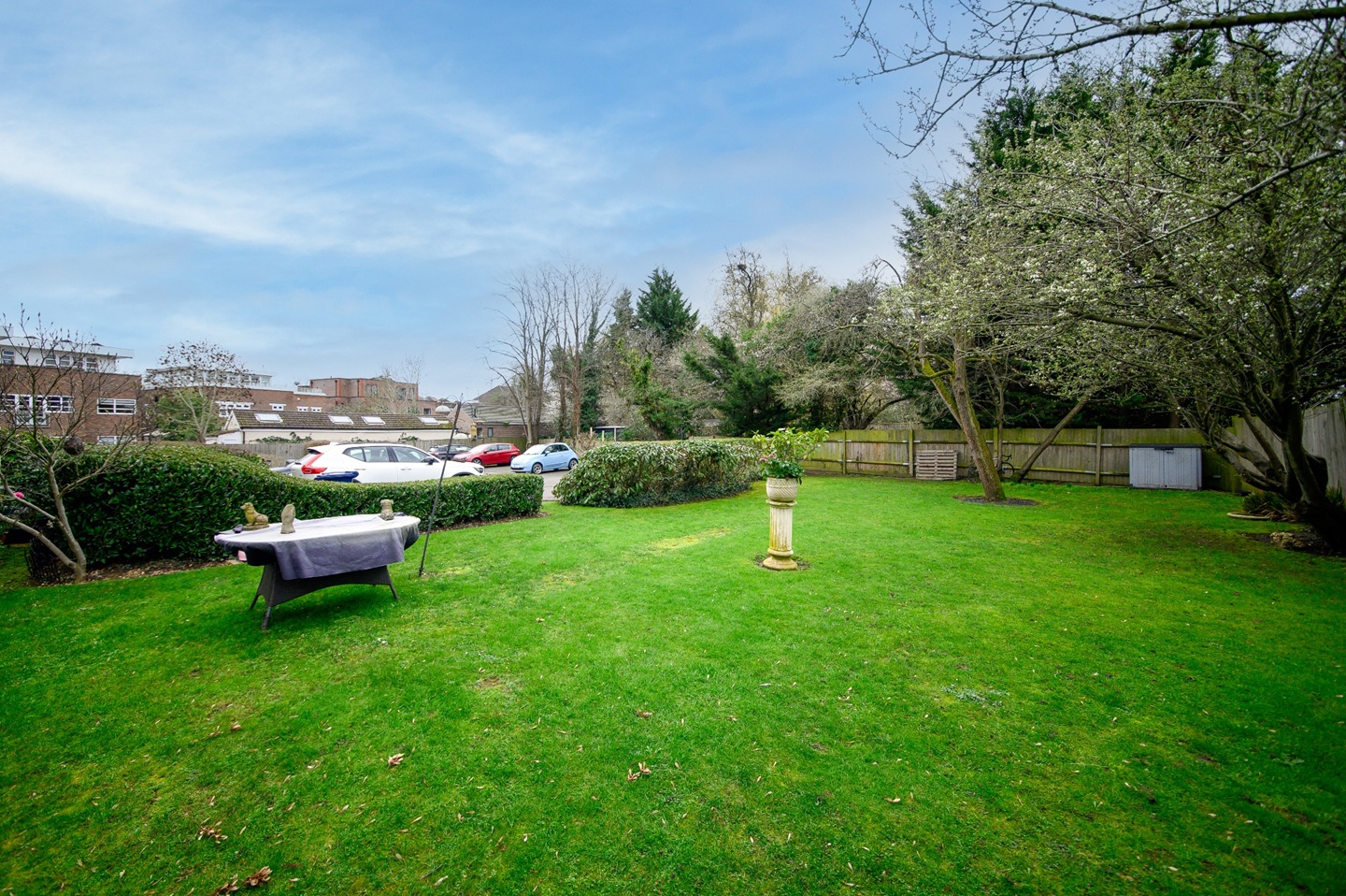 London - 2 Bed Flat, Christopher Court, NW4 - To Rent Now for £1,900.00 p/m