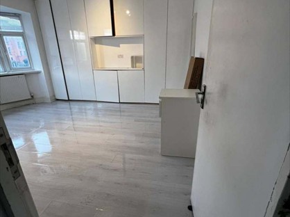 Room in a Shared House, Western Avenue, W3