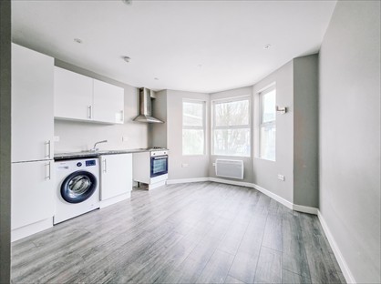 Studio Flat, Hamlet Court, SS0