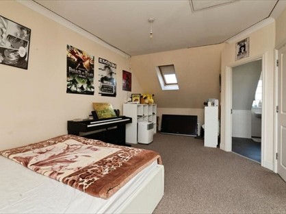 4 Bed Terraced House, Genas Close, IG6