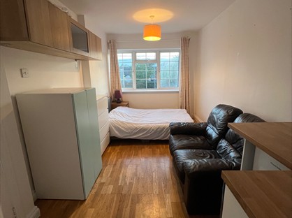 Studio Flat, Reading Road, RG41