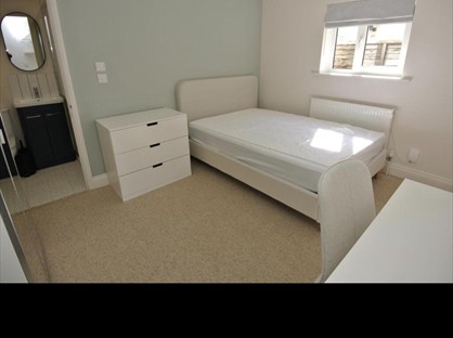 Room in a Shared House, Rusham Road, TW20