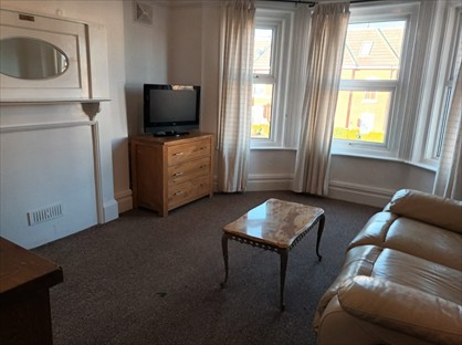 2 Bed Flat, Holdenhurst Road, BH8