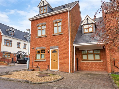 4 Bed Semi-Detached House, Village Mews, B32