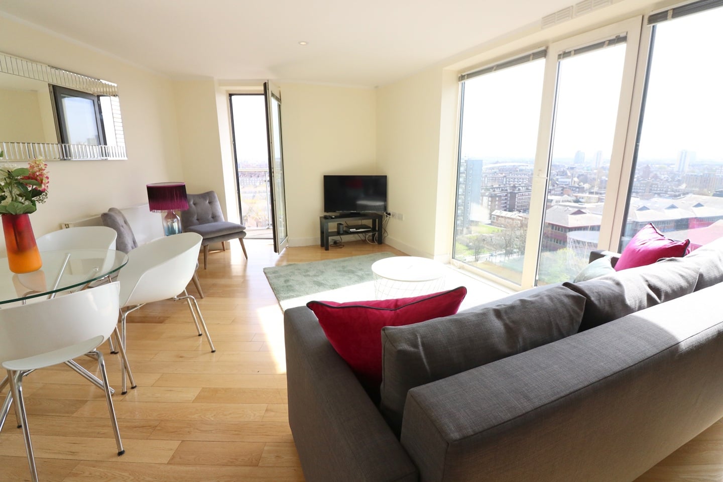 2 Bed Flat, Salamanca Place, SE1, N1 7GU