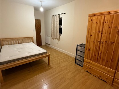 Room in a Shared House, Station Road, N22
