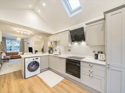 2 Bed Terraced House, Derinton Road, SW17