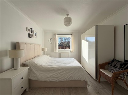 1 Bed Flat, Parrs Close, CR2