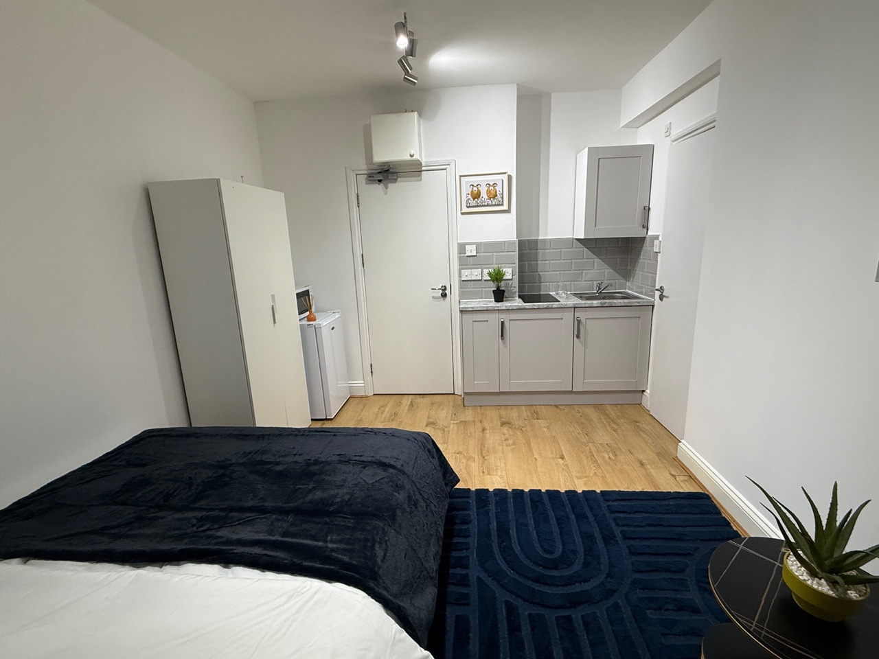 London - Studio Flat, Creswick Road, W3 - To Rent Now for £1,250.00 p/m