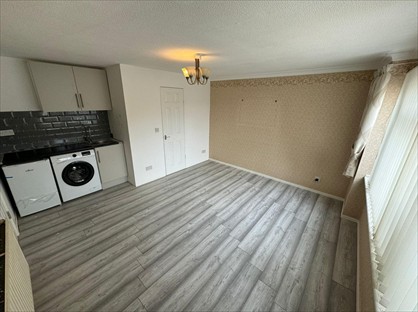 Studio Flat, Poplar, RM3