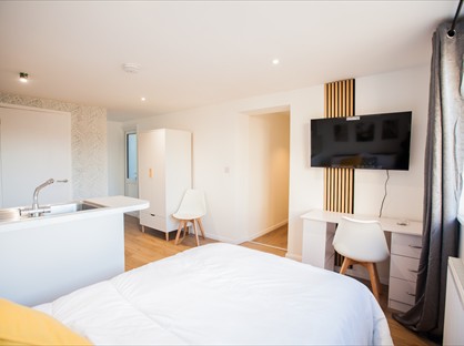 6 Bed Semi-Detached House, Green Acre, GU11