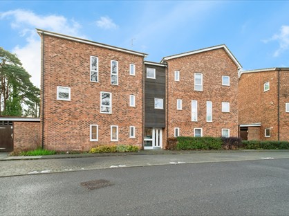 2 Bed Flat, Hampden Crescent, RG12