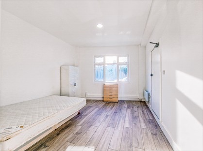 1 Bed Flat, West Road, SS0