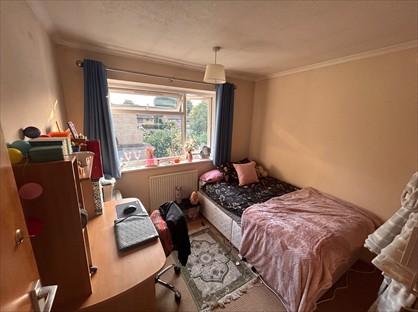 Room in a Shared House, Swallowfield, TW20