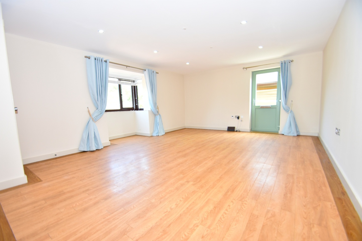 Chichester - 2 Bed Flat, Main Road, PO18 - To Rent Now for £1,200.00 p/m