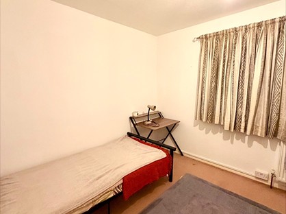 Room in a Shared House, Hollingsworth Court, KT6