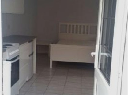 Studio Flat, Faggs Road, TW14