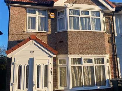 4 Bed Semi-Detached House, Ash Grove, TW5