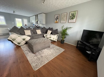 3 Bed Semi-Detached House, Crescent Grove, M25