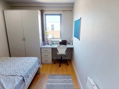 Studio Flat, Chatham Place, L7