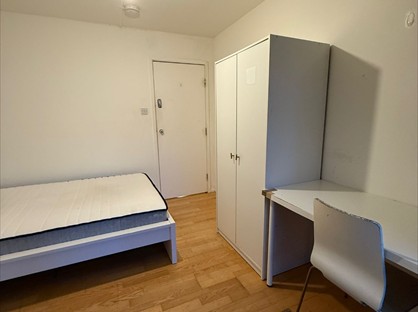 Room in a Shared House, Mile End Road, E1