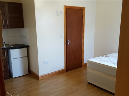 Bedsit, Wandsworth High Street, SW18