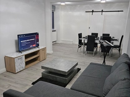 3 Bed Semi-Detached House, The Links, M40