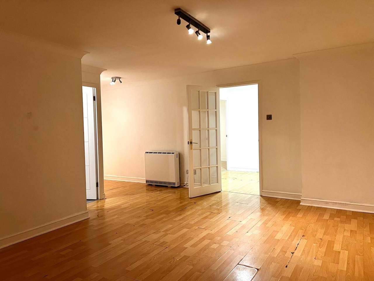 Mitcham - 2 Bed Flat, Mullards Close, CR4 - To Rent Now for £1,600.00 p/m
