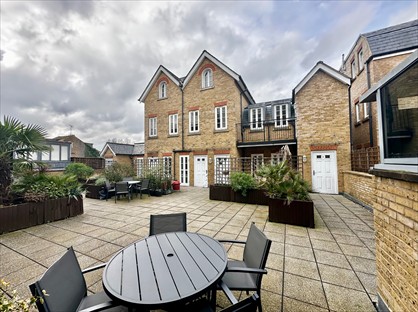 2 Bed Flat, Hampton Court Mews, KT8