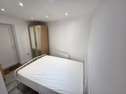 Room in a Shared House, Straight Road, RM3