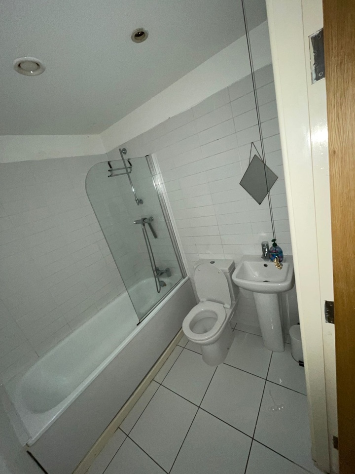 2 Bed Flat, Cornhill, L1 photo 3
