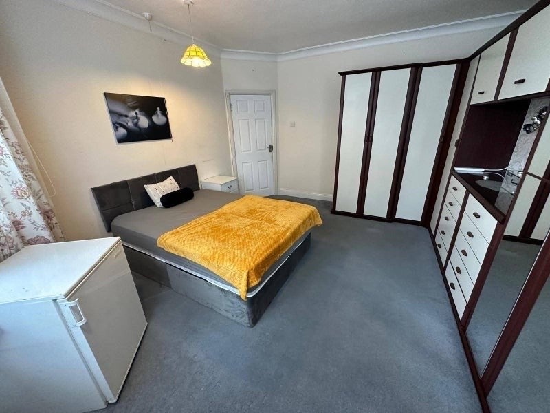 London - Room in a Shared House, Kingsmere Park, NW9 - To Rent Now for ...