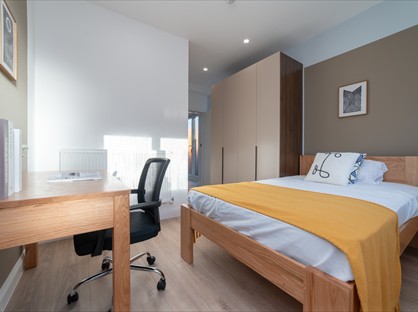 Room in a Shared House, Hook Road, KT19