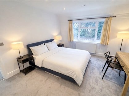 2 Bed Flat, Chipstead Station Parade, CR5