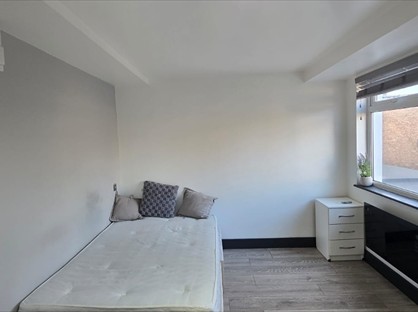 Studio Flat, Orchard Road, TW16