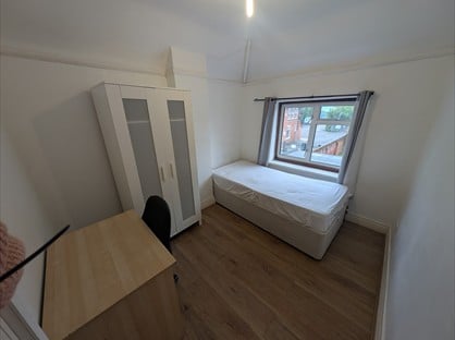 Room in a Shared House, East Street, KT17