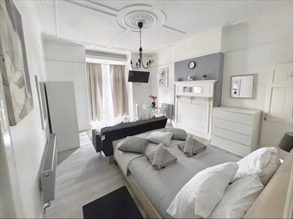 Studio Flat, Norbury Court Road, SW16