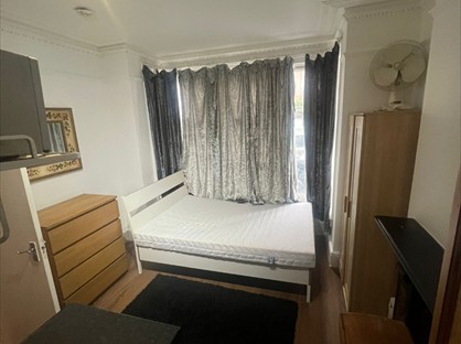 Studio Flat, Mill Hill Road, W3