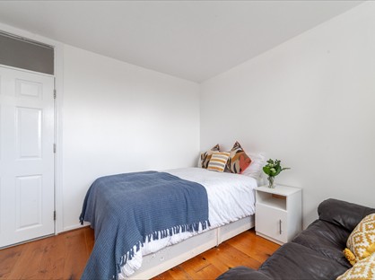 Room in a Shared Flat, Stapleford Close, SW19