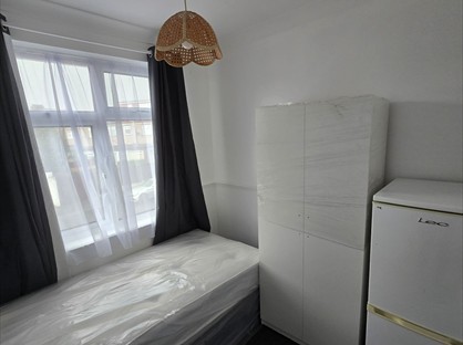 Room in a Shared House, Hickman Road, RM6