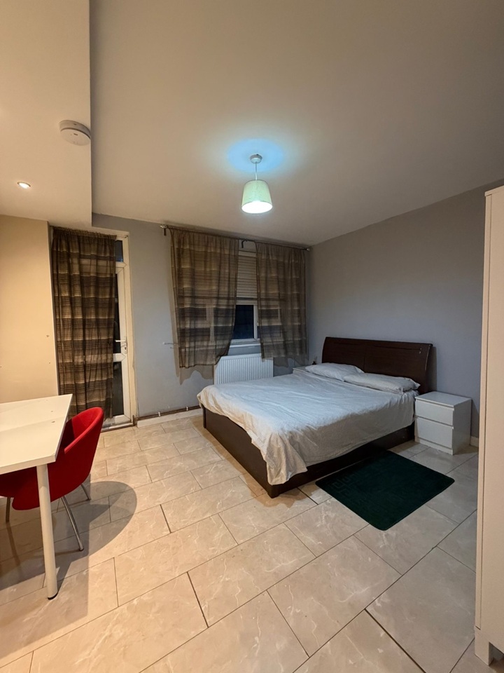 Room in a Shared Flat, Lowood St, E1
