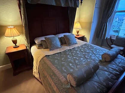 Room in a Shared House, Abbey Road, LL24