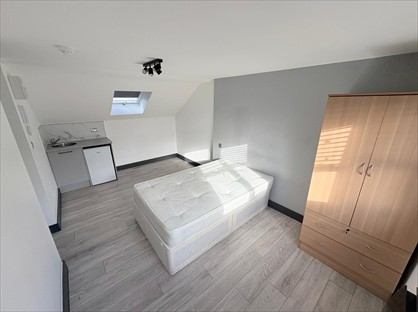 Studio Flat, Sheephouse Way, KT3