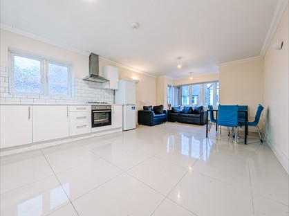 2 Bed Flat, Raipur Court, UB8