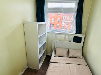 Room in a Shared Flat, Stunning Single Room In Old Street S, N1