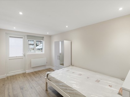 Studio Flat, Hedge Place Road, DA9