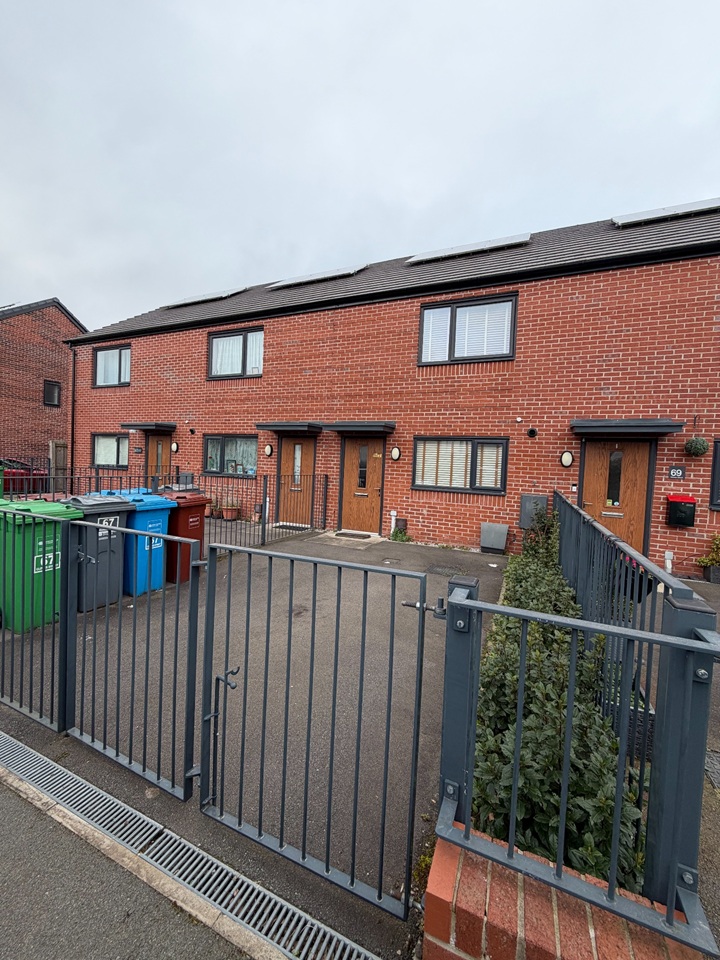Room in a Shared House, Clowes St, M12