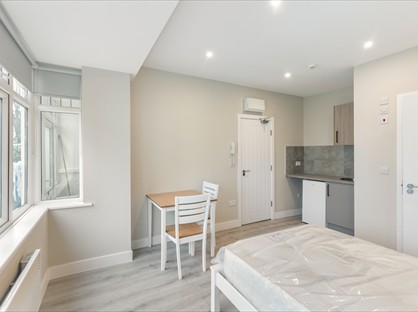 Studio Flat, Carshalton Place, SM5