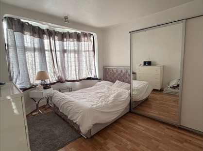 4 Bed Bungalow, Roding Lane North, IG8